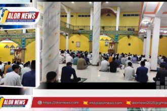 Suasana salat Tarawih malam pertama Ramadan di Masjid Muhajirin Kadelang dipenuhi jamaah dari berbagai usia.