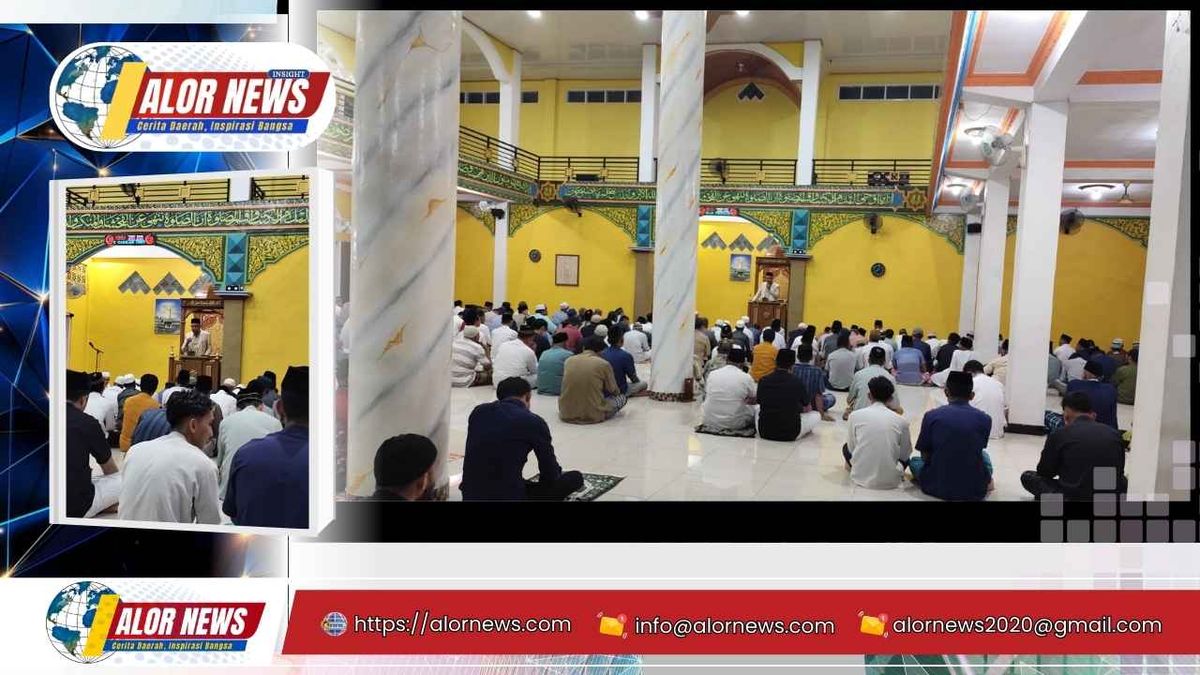 Suasana salat Tarawih malam pertama Ramadan di Masjid Muhajirin Kadelang dipenuhi jamaah dari berbagai usia.