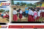 Motor perpustakaan keliling melayani siswa SD dan SMP di Desa Kalondama Kecamatan Pantar Barat Kabupaten Alor