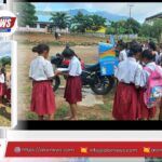 Motor perpustakaan keliling melayani siswa SD dan SMP di Desa Kalondama Kecamatan Pantar Barat Kabupaten Alor