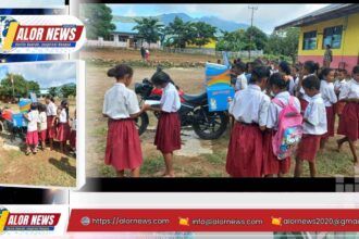 Motor perpustakaan keliling melayani siswa SD dan SMP di Desa Kalondama Kecamatan Pantar Barat Kabupaten Alor
