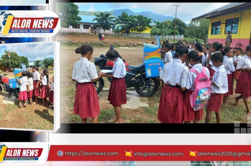 Motor perpustakaan keliling melayani siswa SD dan SMP di Desa Kalondama Kecamatan Pantar Barat Kabupaten Alor