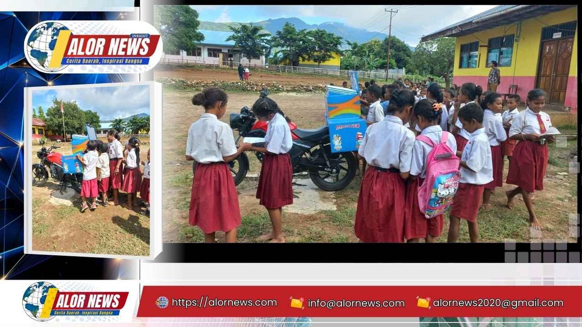 Motor perpustakaan keliling melayani siswa SD dan SMP di Desa Kalondama Kecamatan Pantar Barat Kabupaten Alor