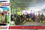 Ahmad Yohan membagikan paket Lebaran kepada lansia di halaman Masjid Annur Sawah Lama Kalabahi