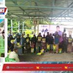 Ahmad Yohan membagikan paket Lebaran kepada lansia di halaman Masjid Annur Sawah Lama Kalabahi