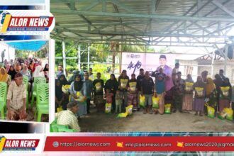 Ahmad Yohan membagikan paket Lebaran kepada lansia di halaman Masjid Annur Sawah Lama Kalabahi