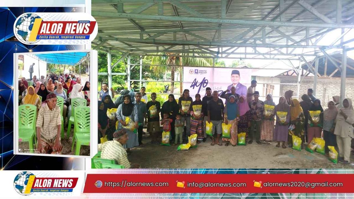 Ahmad Yohan membagikan paket Lebaran kepada lansia di halaman Masjid Annur Sawah Lama Kalabahi