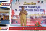 Asisten III Sekretariat Daerah Kabupaten Alor, Marthen G. Maubeka, memberikan sambutan saat membuka Lomba Bertutur tingkat SD/MI se-Kabupaten Alor di halaman Kantor Dinas Kearsipan dan Perpustakaan Kabupaten Alor, dihadiri peserta siswa, guru, dan tamu undangan.