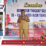 Asisten III Sekretariat Daerah Kabupaten Alor, Marthen G. Maubeka, memberikan sambutan saat membuka Lomba Bertutur tingkat SD/MI se-Kabupaten Alor di halaman Kantor Dinas Kearsipan dan Perpustakaan Kabupaten Alor, dihadiri peserta siswa, guru, dan tamu undangan.