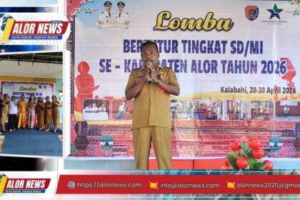 Asisten III Sekretariat Daerah Kabupaten Alor, Marthen G. Maubeka, memberikan sambutan saat membuka Lomba Bertutur tingkat SD/MI se-Kabupaten Alor di halaman Kantor Dinas Kearsipan dan Perpustakaan Kabupaten Alor, dihadiri peserta siswa, guru, dan tamu undangan.