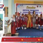 Kepala Dinas Kearsipan dan Perpustakaan Kabupaten Alor memberikan sambutan pada kegiatan Lomba Bertutur tingkat SD/MI se-Kabupaten Alor tahun 2026 di halaman kantor perpustakaan daerah.