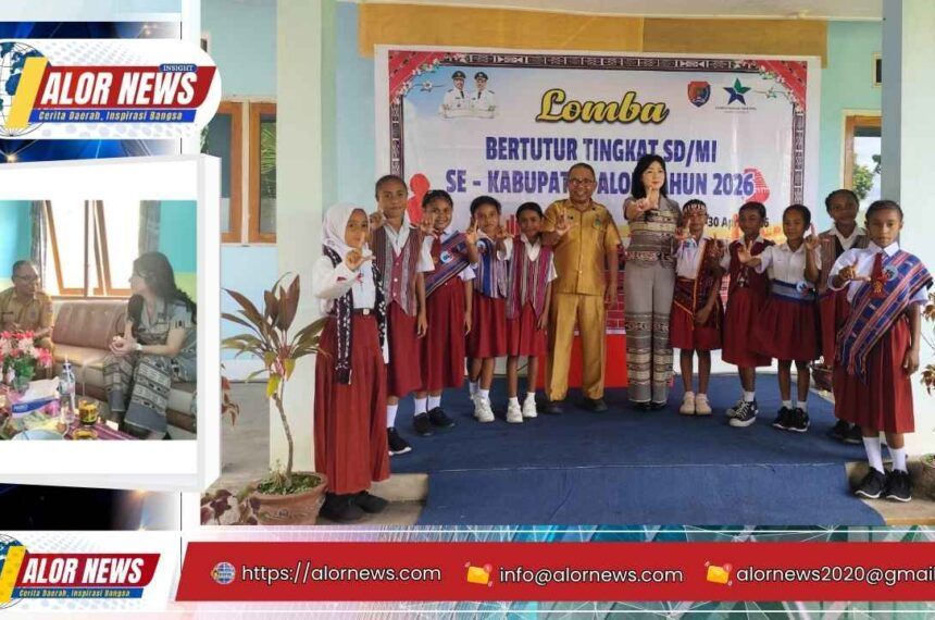 Kepala Dinas Kearsipan dan Perpustakaan Kabupaten Alor memberikan sambutan pada kegiatan Lomba Bertutur tingkat SD/MI se-Kabupaten Alor tahun 2026 di halaman kantor perpustakaan daerah.