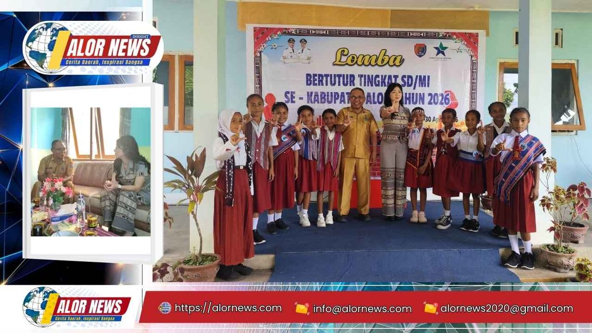 Kepala Dinas Kearsipan dan Perpustakaan Kabupaten Alor memberikan sambutan pada kegiatan Lomba Bertutur tingkat SD/MI se-Kabupaten Alor tahun 2026 di halaman kantor perpustakaan daerah.