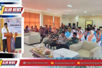 Kepala Kantor Kementerian Haji dan Umrah Kabupaten Alor Muhammad Juremi Pure saat menyampaikan sambutan dalam acara pelepasan jamaah haji Alor Tahun 2026 di Aula Kantor Haji dan Umrah Kalabahi.
