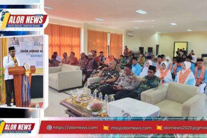 Kepala Kantor Kementerian Haji dan Umrah Kabupaten Alor Muhammad Juremi Pure saat menyampaikan sambutan dalam acara pelepasan jamaah haji Alor Tahun 2026 di Aula Kantor Haji dan Umrah Kalabahi.