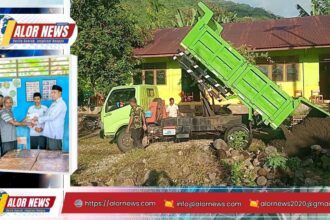 Penyerahan bantuan material pembangunan pagar kepada MIS Al Islamiyah Wolwal oleh keluarga besar Kemenag Alor