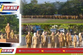 Sekretaris Daerah Kabupaten Alor, Melkisedek Bely, memimpin apel gabungan ASN di halaman Kantor Bupati Alor, Senin 11 Mei 2026.