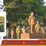 Sekda Alor Melkisedek Bely memberikan arahan terkait disiplin ASN dan kondisi keamanan daerah saat apel gabungan ASN di halaman Kantor Bupati Alor, Senin (11/5/2026). Foto: Humas Setda Alor