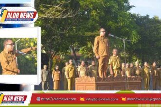 Sekda Alor Melkisedek Bely memberikan arahan terkait disiplin ASN dan kondisi keamanan daerah saat apel gabungan ASN di halaman Kantor Bupati Alor, Senin (11/5/2026). Foto: Humas Setda Alor