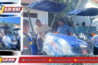 Penyerahan traktor roda 4 oleh Ahmad Yohan kepada penyuluh pertanian Kabupaten Alor