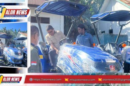 Penyerahan traktor roda 4 oleh Ahmad Yohan kepada penyuluh pertanian Kabupaten Alor