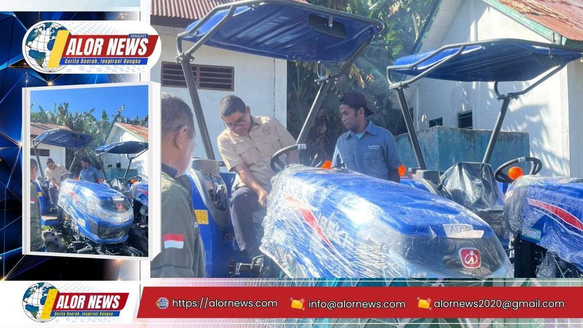 Penyerahan traktor roda 4 oleh Ahmad Yohan kepada penyuluh pertanian Kabupaten Alor