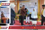 Pj. Setda Kabupaten Alor, Obet Bolang, mewakili Bupati Alor saat melepas keberangkatan 11 jemaah haji Kabupaten Alor Tahun 2026 di Aula Kantor Haji dan Umrah Kabupaten Alor, Kamis (7/5/2026).