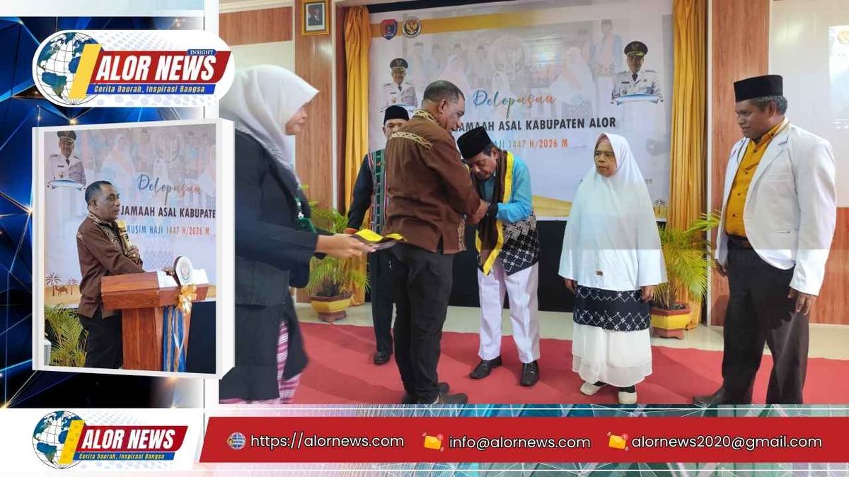 Pj. Setda Kabupaten Alor, Obet Bolang, mewakili Bupati Alor saat melepas keberangkatan 11 jemaah haji Kabupaten Alor Tahun 2026 di Aula Kantor Haji dan Umrah Kabupaten Alor, Kamis (7/5/2026).
