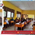 Kegiatan pembinaan guru madrasah oleh Kepala Seksi Pendis Kemenag Alor di Aula MAN 2 Alor, Baranusa, Kecamatan Pantar Barat.