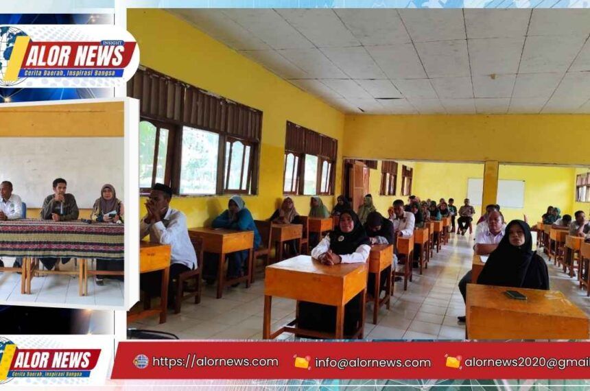 Kegiatan pembinaan guru madrasah oleh Kepala Seksi Pendis Kemenag Alor di Aula MAN 2 Alor, Baranusa, Kecamatan Pantar Barat.