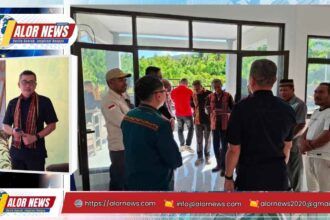 Kakanwil Ditjen Imigrasi NTT Arvin Gumilang bersama Wakil Bupati Alor Rocky Winaryo meninjau PLBT Maritaing Kecamatan Alor Timur menuju pengembangan PLBN Laut