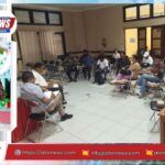 Sekda Alor Melkisedek Belly bersama pelaku usaha pariwisata dalam kegiatan tatap muka membahas pengembangan wisata Kabupaten Alor