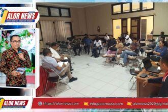 Sekda Alor Melkisedek Belly bersama pelaku usaha pariwisata dalam kegiatan tatap muka membahas pengembangan wisata Kabupaten Alor