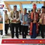 Menteri Pertanian Amran Sulaiman menerima penghormatan adat di Alor. Ferdy I. Lahal memimpin prosesi, berawal dari aspirasi mahasiswa Dede Padama.