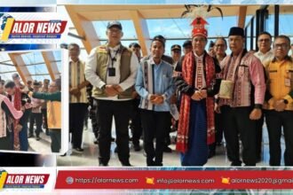 Menteri Pertanian Amran Sulaiman menerima penghormatan adat di Alor. Ferdy I. Lahal memimpin prosesi, berawal dari aspirasi mahasiswa Dede Padama.