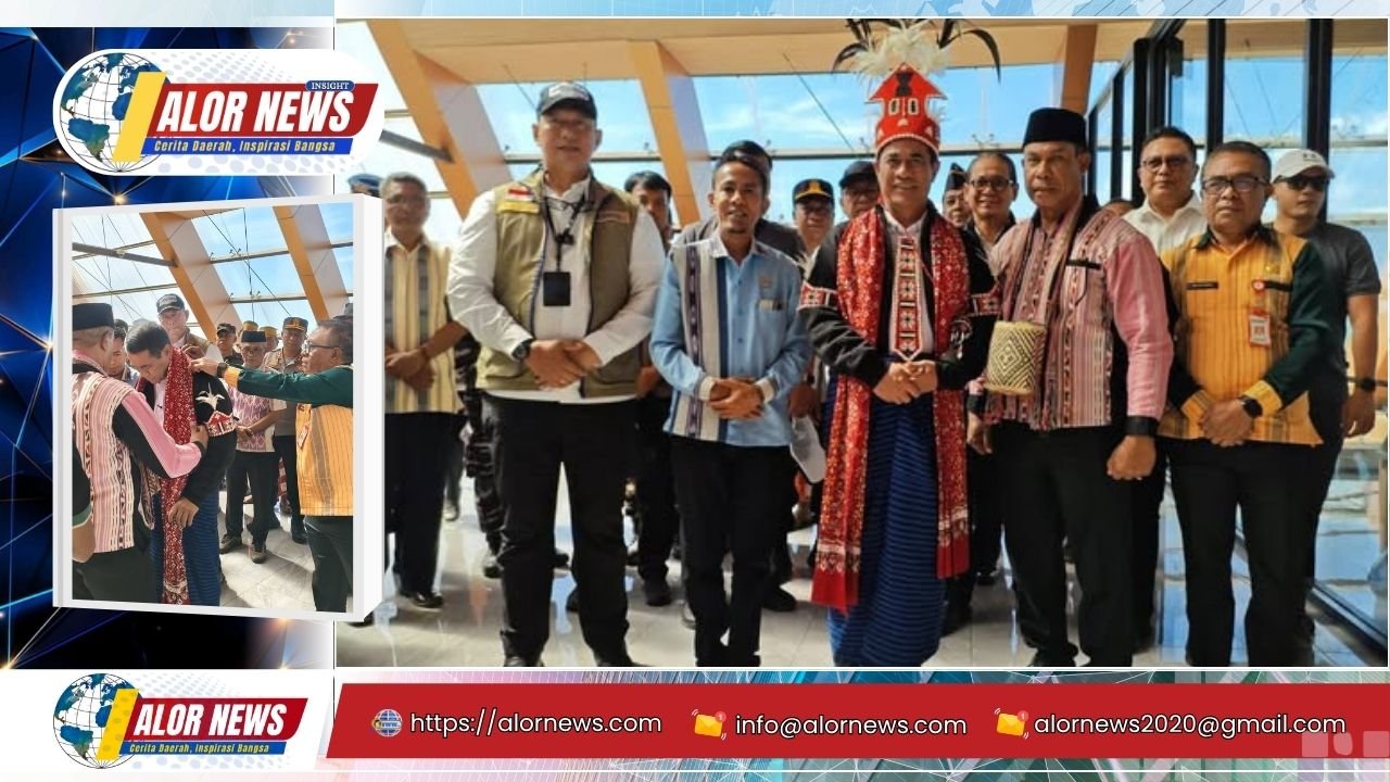 Menteri Pertanian Amran Sulaiman menerima penghormatan adat di Alor. Ferdy I. Lahal memimpin prosesi, berawal dari aspirasi mahasiswa Dede Padama.