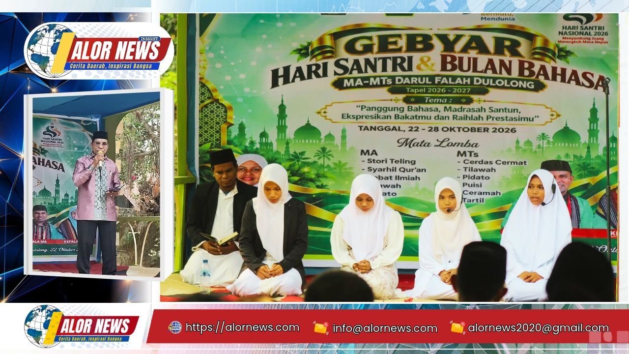 Plt. Kakan Kemenag Alor Sostenis Namang Djabar menekankan pentingnya penguasaan bahasa, akhlakul karimah, pengembangan bakat, dan prestasi pada Gebyar Hari Santri dan Bulan Bahasa di Dulolong.